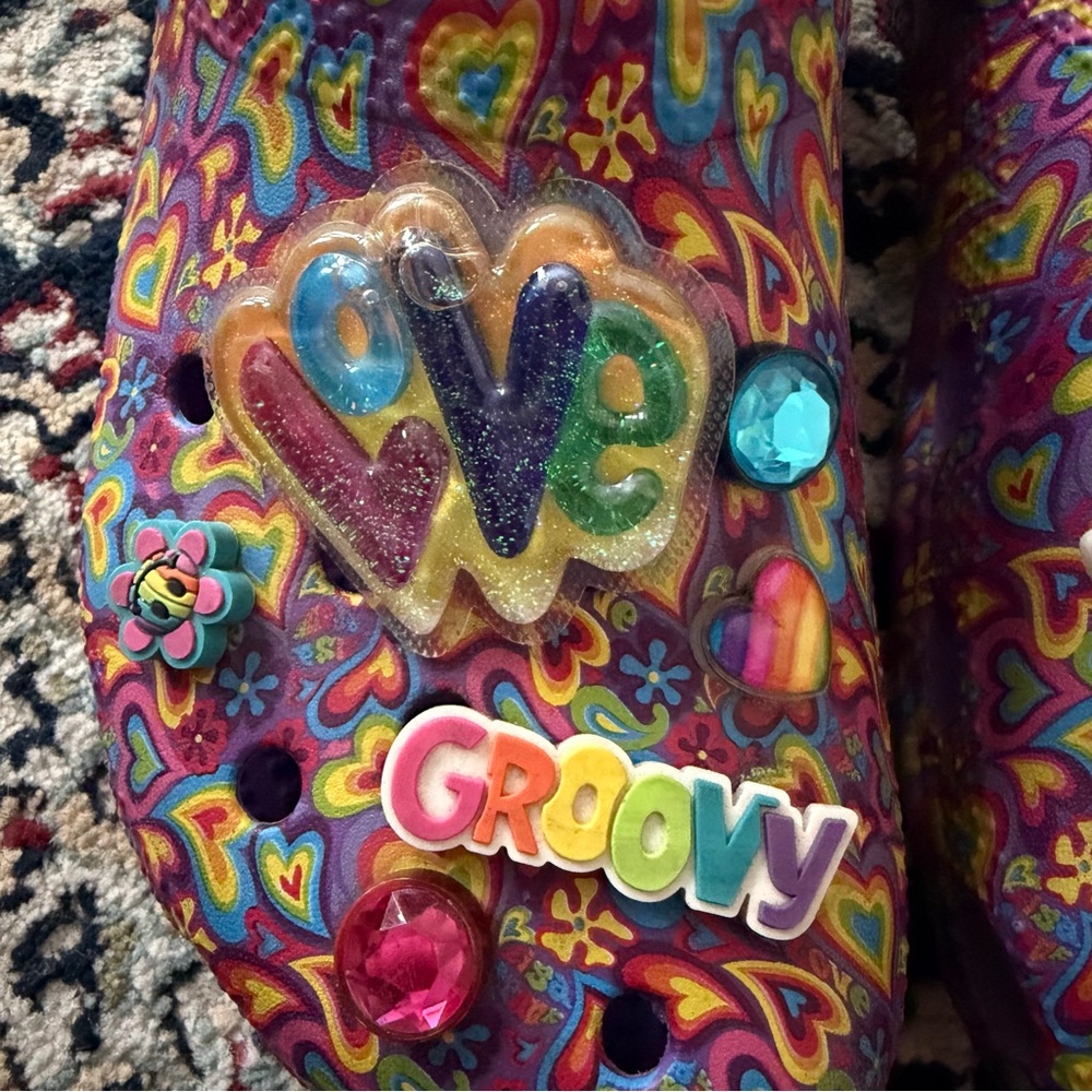 Crocs x Lisa Frank rainbow groovy heart bejeweled slide croc jibbitz - Picture 4 of 12